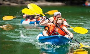 Tìm hiểu về hoạt động chèo thuyền kayak tại Hạ Long